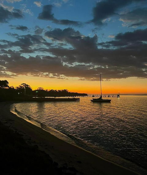 Picturesque Lakeside Getaway: Views, Beach, Park - Tourism Cairns 1