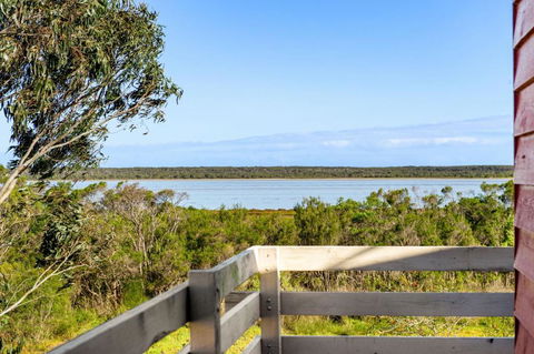 Picturesque Lakeside Getaway: Views, Beach, Park - Tourism Cairns 3