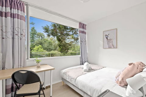 Quaint Queen Room - Central Location At Pymble - Shared Bathroom - Tourism Cairns 0