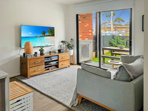 Private Room & Ensuite, In Shared Modern 2 Level Apartment - Full Use Of All Facilities - Tourism Cairns 0