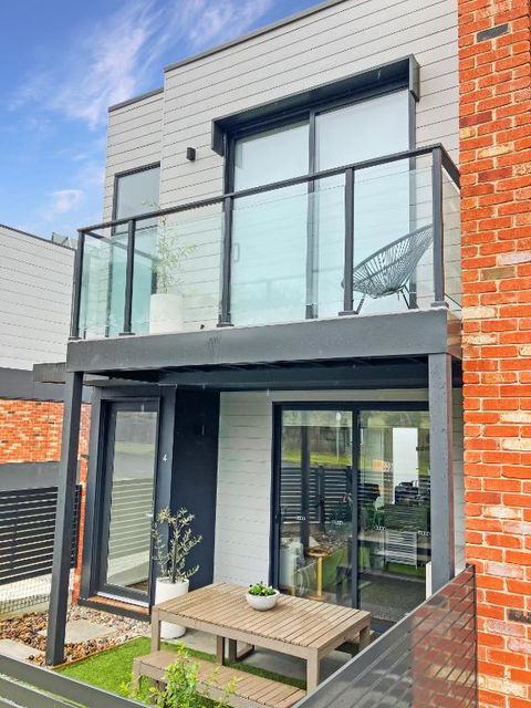 Private Room & Ensuite, In Shared Modern 2 Level Apartment - Full Use Of All Facilities - Tourism Cairns 1