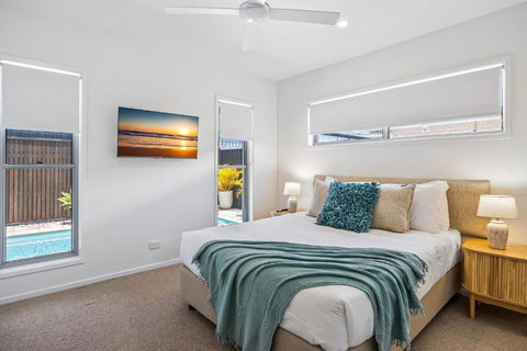 Premium 4-Bed Coastal Escape With BBQ And Pool - Tourism Cairns 3