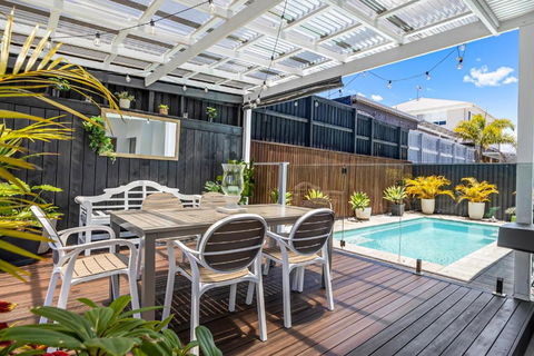 Premium 4-Bed Coastal Escape With BBQ And Pool - Tourism Cairns 0