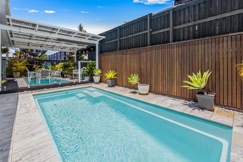 Premium 4-Bed Coastal Escape With BBQ And Pool - Tourism Cairns 1