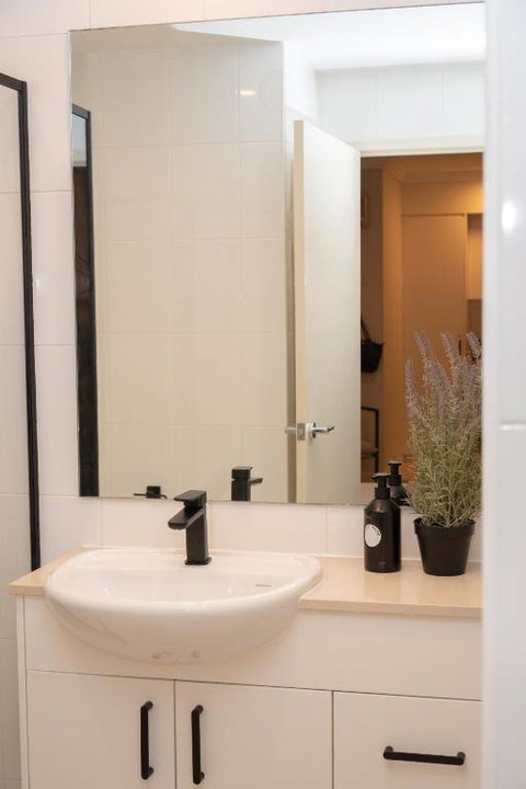 PRIME SPOT: Modern Studio+Balcony Darling Harbour - Tourism Cairns 3