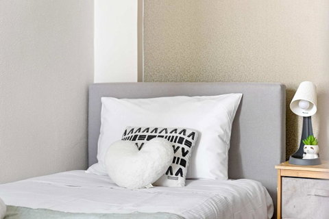 Private Single Room - Conveniently Located At Glebe - Shared Bathroom - Tourism Cairns 1