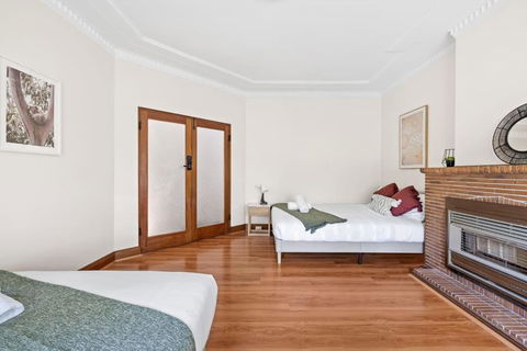 Quadruple Room - Near Transport & Shops - Shared Bathroom - Tourism Cairns 0