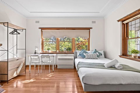 Quadruple Room - Near Transport & Shops - Shared Bathroom - Tourism Cairns 1