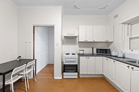 Quadruple Room - Near Transport & Shops - Shared Bathroom - Tourism Cairns 3