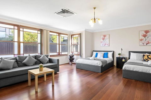Quadruple Room W Ensuite In Gordon Near Train & Bus - Tourism Cairns 0