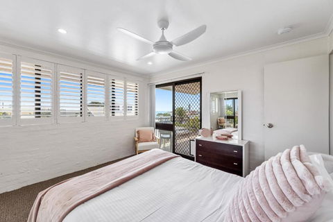Quaint 2-Bed Beach Abode With Ocean Views - Tourism Cairns 3