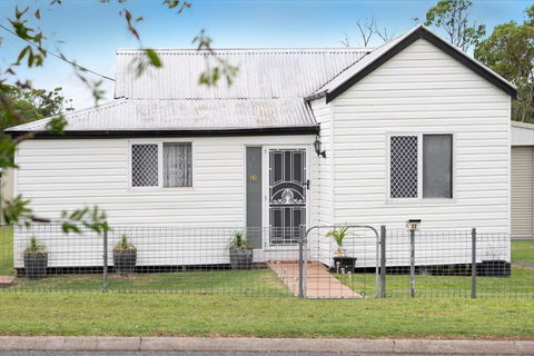Quaint 2 Bedroom Fully Furnished Cottage - Tourism Cairns 0