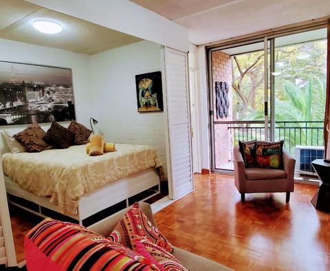 Quaint & Tranquil Subiaco 1 Bedroom Apartment - Tourism Cairns 2