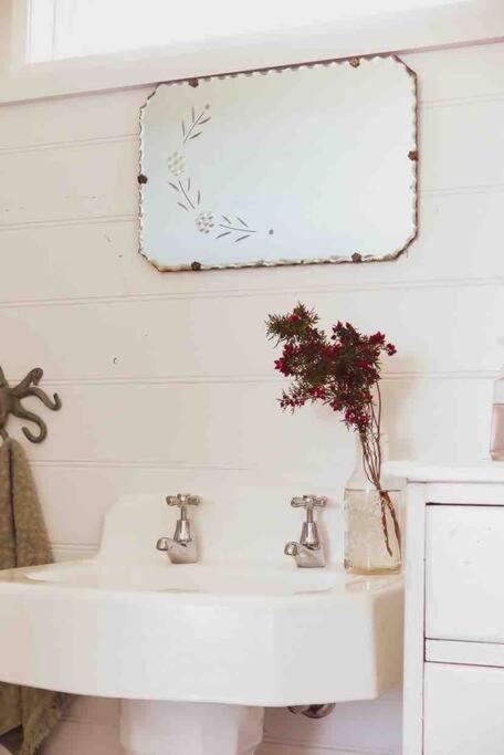 Quaint And Intimate 1-bed Seaside Cottage - Tourism Cairns 3