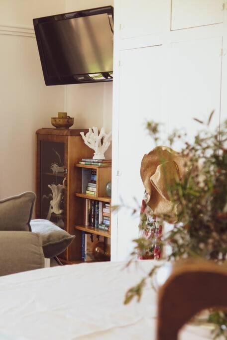 Quaint And Intimate 1-bed Seaside Cottage - Tourism Cairns 1