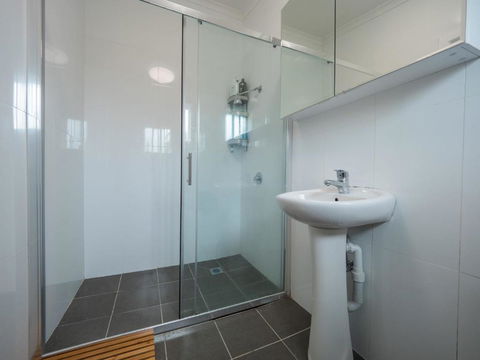 Quaint Double Or Queen Room - Mins To Stations&UNSW - Shared Bathroom - Tourism Cairns 3