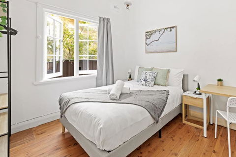 Quaint Double Room - Seconds To Shops & Eateries - Shared Bathroom - Tourism Cairns 0
