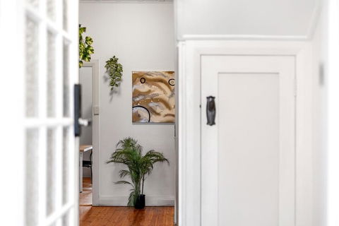 Quaint Double Room - Seconds To Shops & Eateries - Shared Bathroom - Tourism Cairns 3