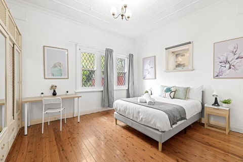 Quaint Double Room - Seconds To Shops & Eateries - Shared Bathroom - Tourism Cairns 1