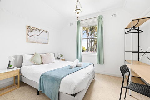 Quaint Double Room - Seconds To Shops & Eateries - Shared Bathroom - Tourism Cairns 2