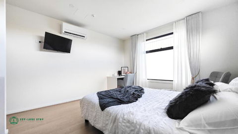Queen Bed Stylish Suite With TV - Room 12 - Tourism Cairns 0