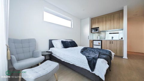 Queen Bed Stylish Suite With TV - Room 12 - Tourism Cairns 2