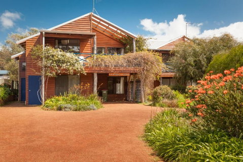 Rainbow House - Tourism Cairns 0