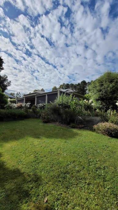 Quiet Family Retreat Getaway - Wildlife Park, Sovereign Hill, Kryall Castle And City At Your Door - Modern House, 8 Guests, 4 Bedrooms, 5 Beds - Tourism Cairns 0