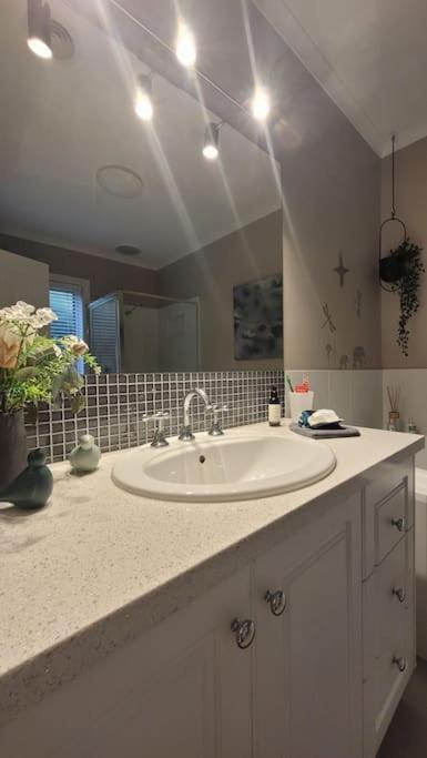 Quiet Family Retreat Getaway - Wildlife Park, Sovereign Hill, Kryall Castle And City At Your Door - Modern House, 8 Guests, 4 Bedrooms, 5 Beds - Tourism Cairns 2