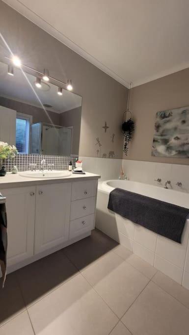 Quiet Family Retreat Getaway - Wildlife Park, Sovereign Hill, Kryall Castle And City At Your Door - Modern House, 8 Guests, 4 Bedrooms, 5 Beds - Tourism Cairns 3