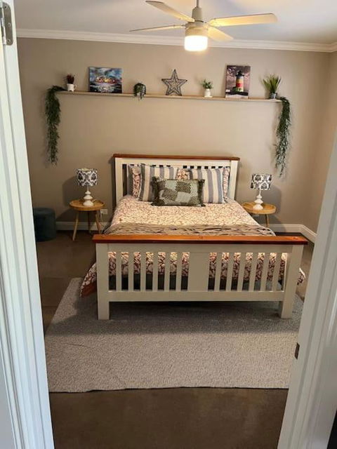 Quiet Family Retreat Getaway - Wildlife Park, Sovereign Hill, Kryall Castle And City At Your Door - Modern House, 8 Guests, 4 Bedrooms, 5 Beds - Tourism Cairns 1