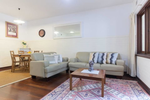 B2 Broadway Abode Close To Swan River, UWA & Hospitals - Tourism Cairns 0