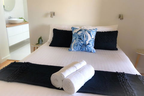 BAY OF FIRES BEACH SHACK Ocean Views From A Modern Beachhouse - Tourism Cairns 1