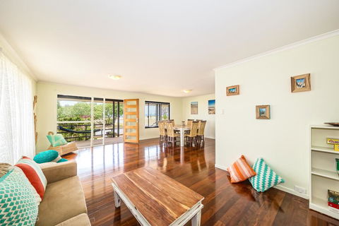 Beachfront At Bribie 2 Puppy Friendly - Tourism Cairns 2