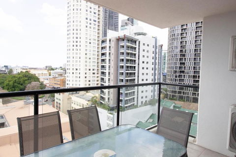 Republic Apartment - Tourism Cairns 3