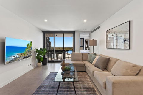 Riverfront 2-Bed With Pool, Sauna, Gym & Views - Tourism Cairns 0