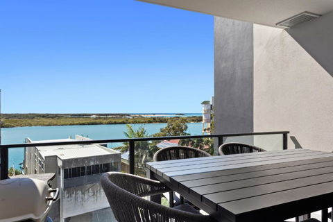 Riverfront 2-Bed With Pool, Sauna, Gym & Views - Tourism Cairns 1