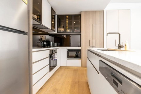 Restful Apt Near ANZAC Park West - Tourism Cairns 3