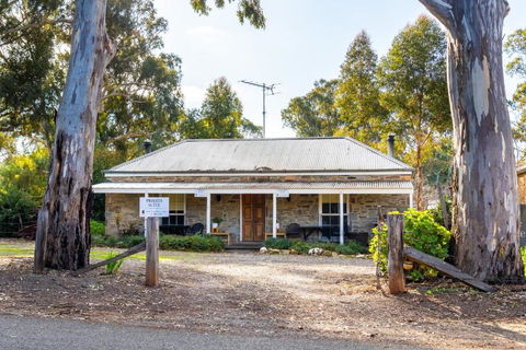 Reillys Wines Heritage Cottages - Tourism Cairns 1