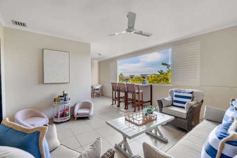 Relaxed Coastal Charm - A Stylish Resort-style Haven - Tourism Cairns 3