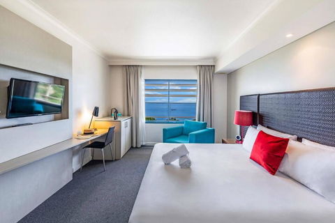 Resort Style King Pad With Sparkling Sea Views - Tourism Cairns 2
