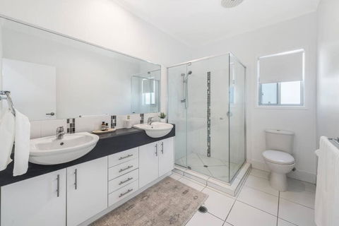 Retreat In The Heart Of Alex - 3BR Sleeps 11, Pool - Tourism Cairns 2