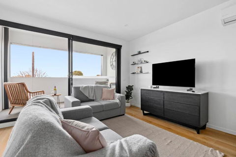 Retreat On Bellerine I 2BR Apartment I Geelong CBD - Tourism Cairns 0