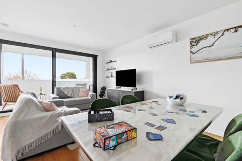 Retreat On Bellerine I 2BR Apartment I Geelong CBD - Tourism Cairns 3