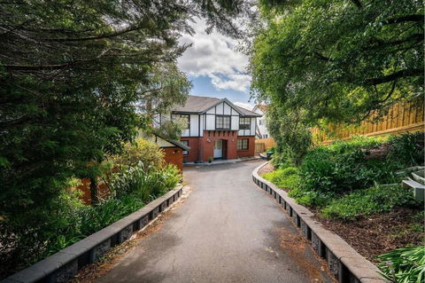 Riveting House With Incredible Water-view At SandyBay - Tourism Cairns 0