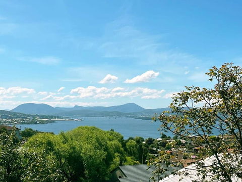 Riveting House With Incredible Water-view At SandyBay - Tourism Cairns 2