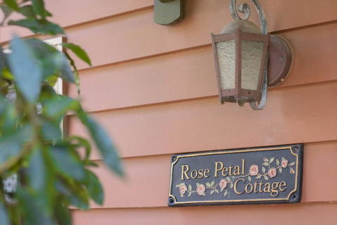 Rose Petal Cottage - Tourism Cairns 1