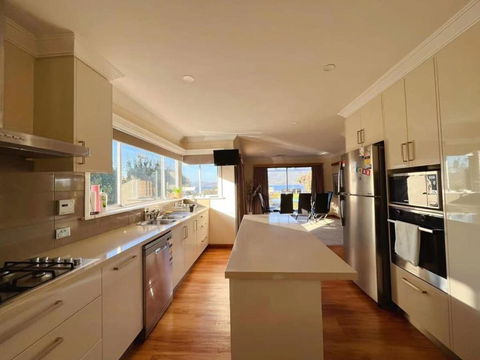 Rose Retreat With Water Front View At Montrose - Tourism Cairns 2