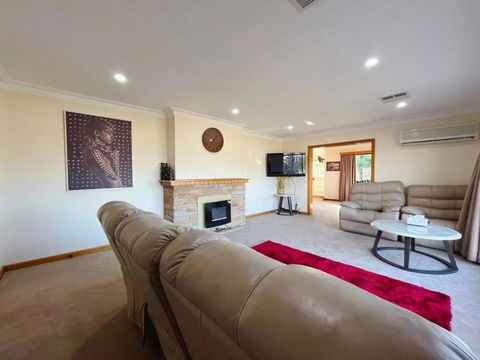 Rose Retreat With Water Front View At Montrose - Tourism Cairns 1