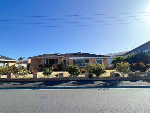 Rose Retreat With Water Front View At Montrose - Tourism Cairns 0